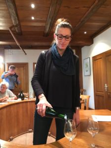 Har du muligheden for at besøge vinhuse, er det altid en oplevelse at få en smagning af vinene sammen med en præsentation af ejerne, her Anne Trimbach fra Domaine Trimbach i Alsace.