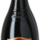 Cleto Chiarli Pruno Nero Lambrusco Emilia-Romagna, Italien De dårlige minder om lyserøde hovedpinebobler fra 80’erne er pist væk med denne Lambrusco. Her er farven mørk og dyb rød. Dufter forførende af en svunden sommer af nyplukkede hindbær med en tør smag af tørrede jordbær, kirsebær, lidt krydderier og et strejf af citrus. Flot syre og behagelig tannin. Brug den endelig til gæster, der skal have et bræt med charcuteri, oliventappernade og andre saltede lækkerier. Her er noget at snakke om. 110 kr. v/2 fl. hos Erik Sørensen Vin