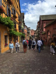 Alsace – vinturistens ferieparadis Byerne i Alsace er som at træde et stort skridt tilbage i historien med brolagte, smalle gader og bindingsværkshuse. Her Ricquewihr.