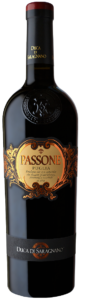 Passone Rosso Passito, Duca di Saragnano, 2016 Primitivo Puglien, Italien Varm, støvet frugt i næsen med noter af brombær, rosiner og lidt røg. Let cremet
