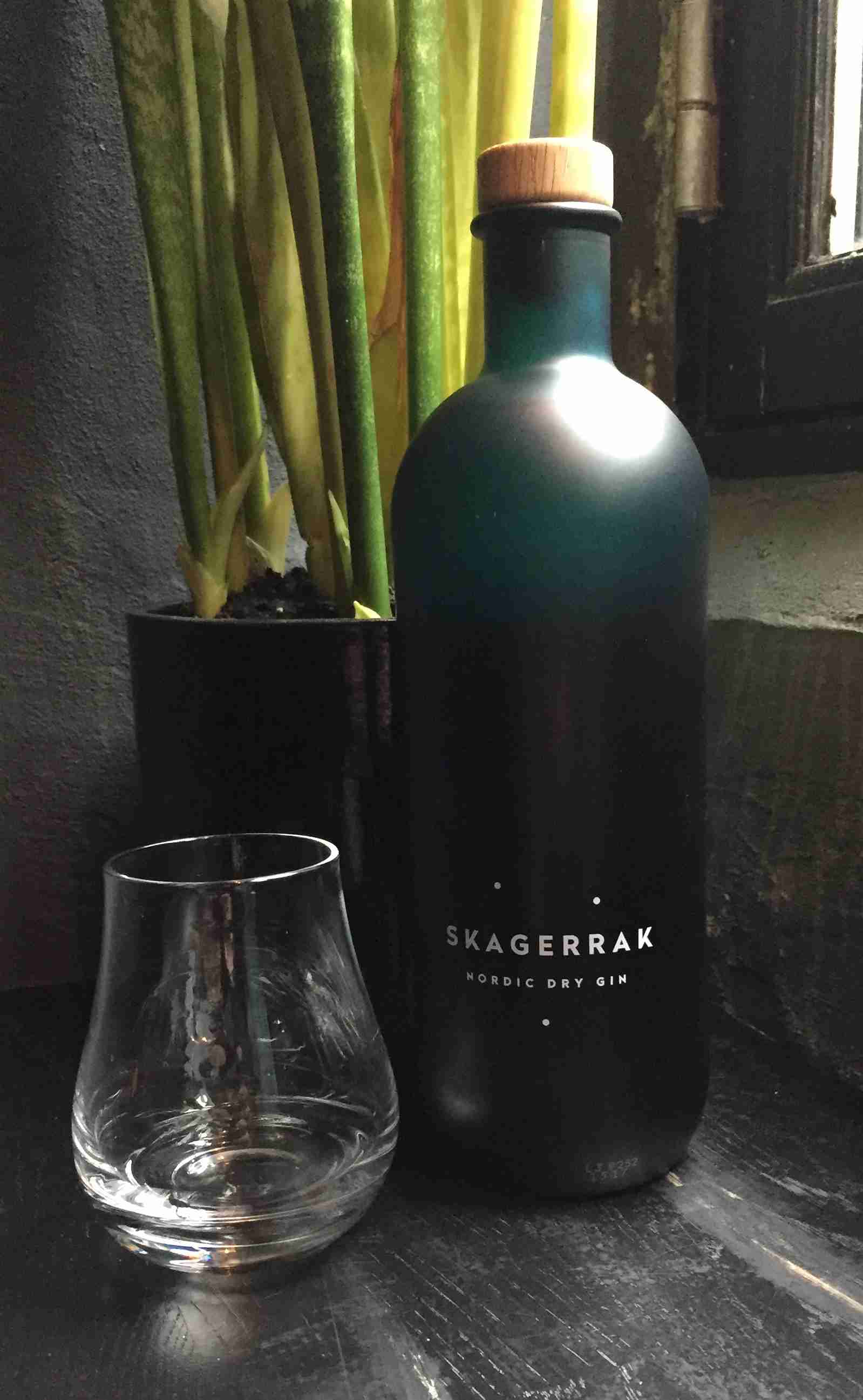 Skagerrak Gin er pakket ind i en enkel og stilren flaske i grønlig nuance, der minder om havets farve i Skagerrak.