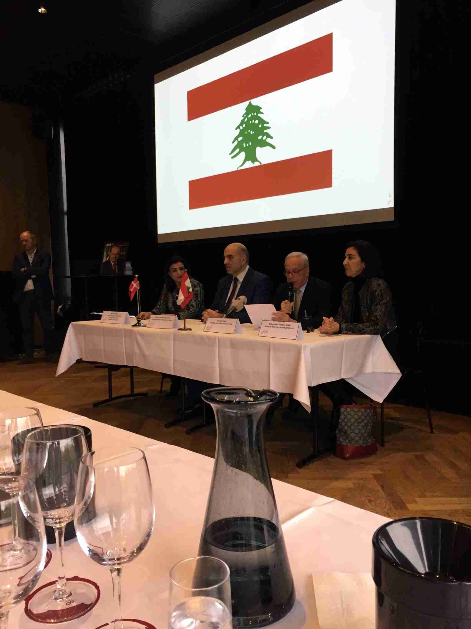 Om de kan lave vin i Libanon. At de libanesiske vinproducenter er stolte af både deres land og vine, er ingen underdrivelse. Smagningen blev indledt med nationalhymne og flere højtidelige taler.