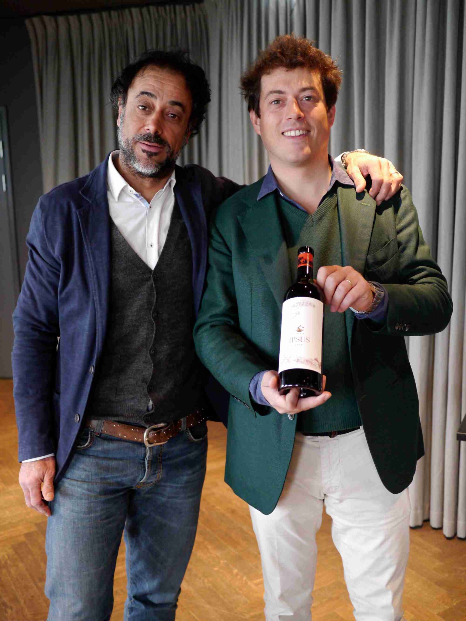 Winemaker Gionata Pulignani og Giovanni Mazzei præsenterede stolt familiens nye barn, Il Caggio IPSUS, en Chianti Classico Gran Selezione, der stræber efter at blive den bedste Chianti Classico nogensinde… Foto: Jesper Bo Bendtsen Winemaker Gionata Pulignani og Giovanni Mazzei præsenterede stolt familiens nye barn, Il Caggio IPSUS, en Chianti Classico Gran Selezione, der stræber efter at blive den bedste Chianti Classico nogensinde…