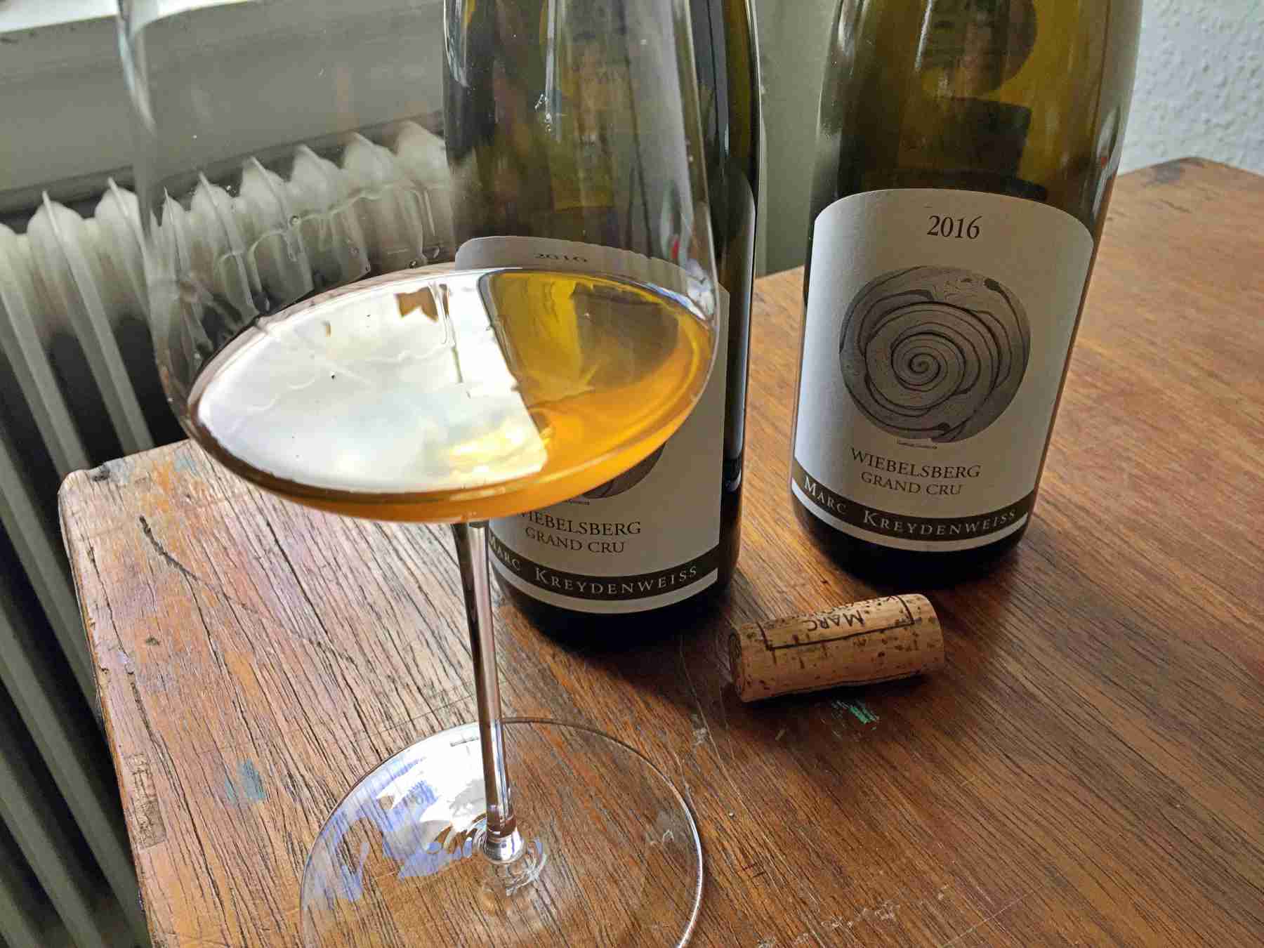Efter et par dage er den usvovlede vin blevet mørkere og mere gylden i glasset.
