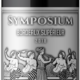 Symposium, Bordeaux Superior, Vignobles Raguenot, 2018 Merlot, Cabernet Sauvignon, Carménère, Malbec Bordeaux, Frankrig Hvis man ikke kan glæde sig over andet i denne tid, kan man holde sig munter i selskab med denne prisbasker af en Bordeaux vin. Dufter af let støvet mørk frugt som brombær, sorte kirsebær, tør jord, pibetobak og let vanilje. Moden og tør i smagen med syre i middelniveau og en fast moden, og veludviklet tanninstruktur. Har et let mineralsk præg – og næsten et helt fravær af grønne noter. Fin længde. Makes Tuesday happy again! 119 kr. v/6 fl. hos Andrup Vin